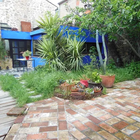Maison Dans Jardin *